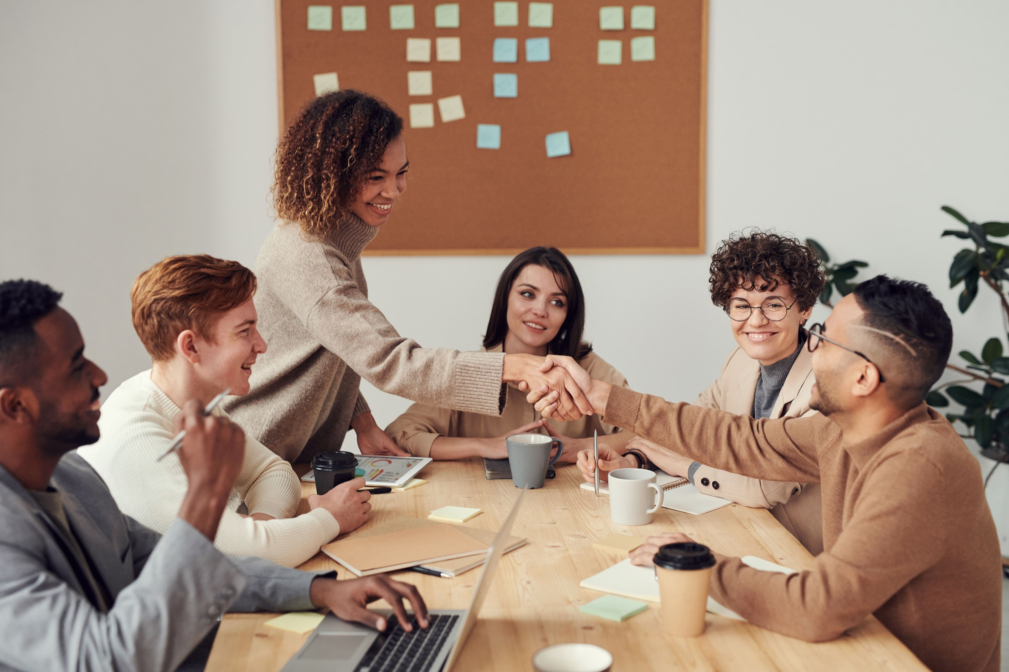 Asesores trabajando con un cliente